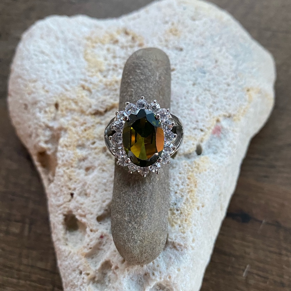Beautiful costume cocktail ring 💚 - Picture 3 of 5